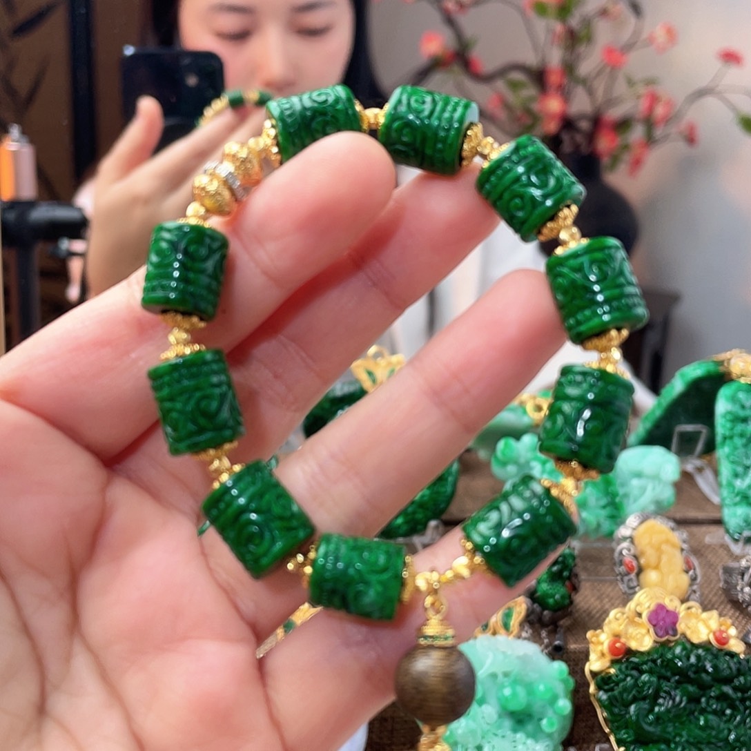 翡翠未镶嵌吊坠(赠链)