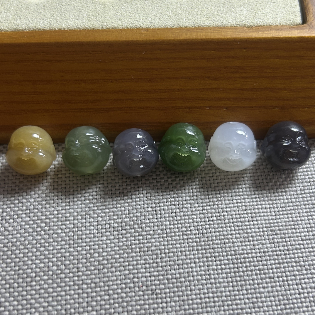 天热和田玉纯手工雕刻佛头，做工精致，颜色丰富，多样性发其一