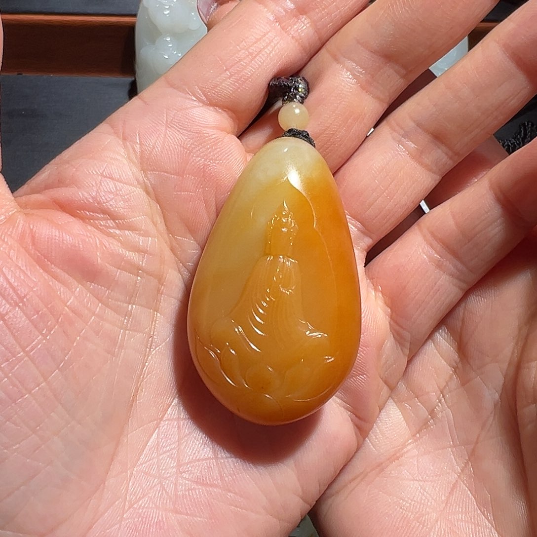 青***衣和田玉未镶嵌颈饰