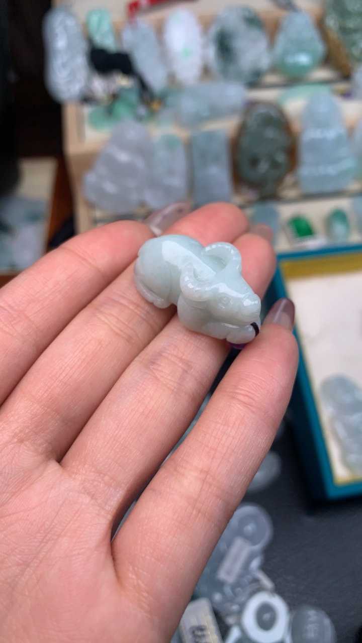 天然翡翠生肖牛牌吊坠