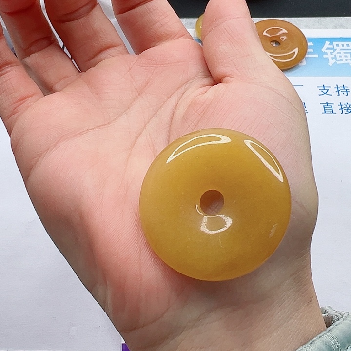 石英质玉手镯未镶嵌好**在扣子大