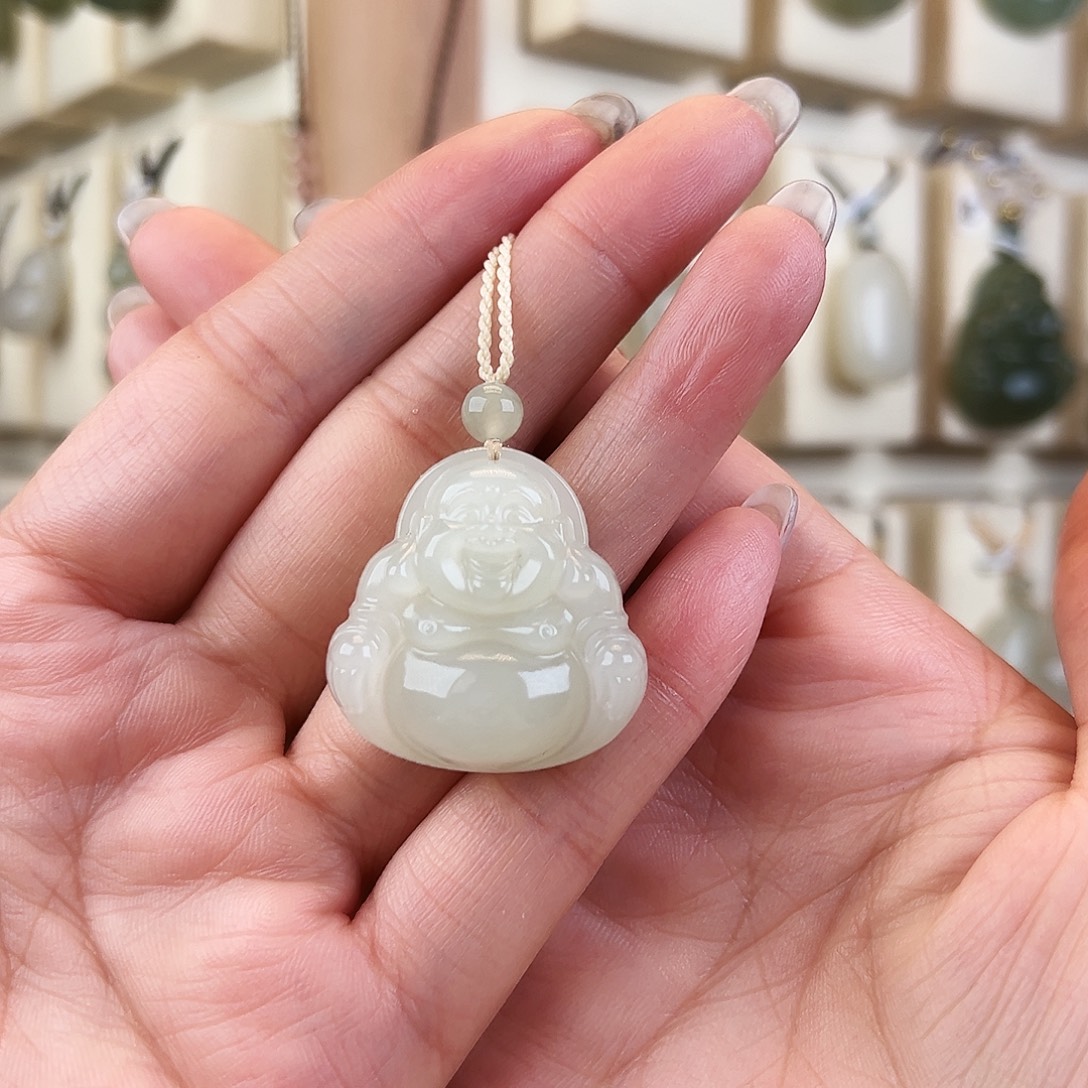 莫***秋和田玉未镶嵌颈饰