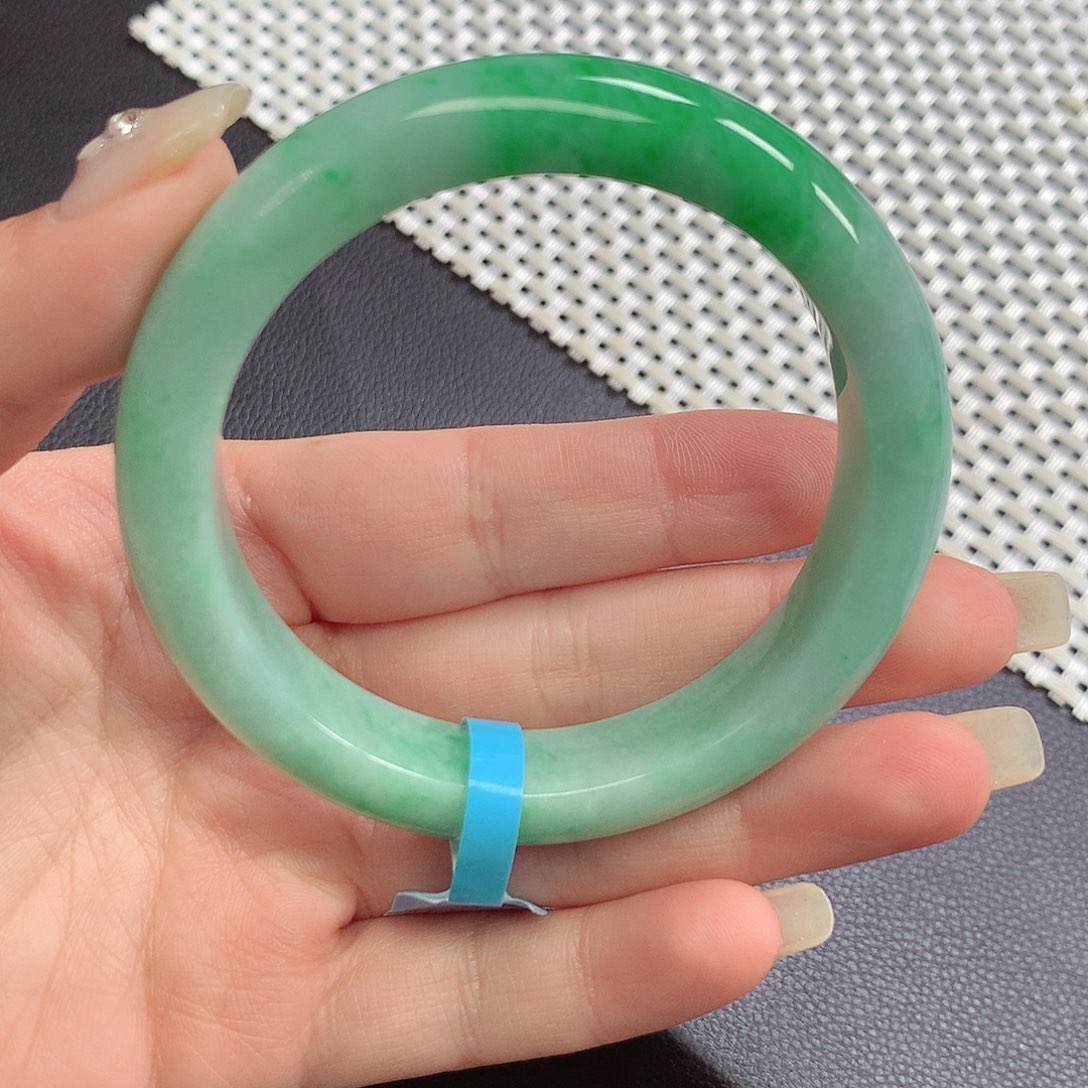 翡翠手镯未镶嵌翡翠