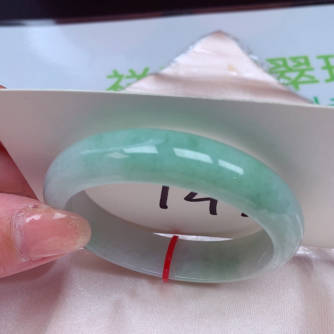 翡翠手镯未镶嵌翡翠