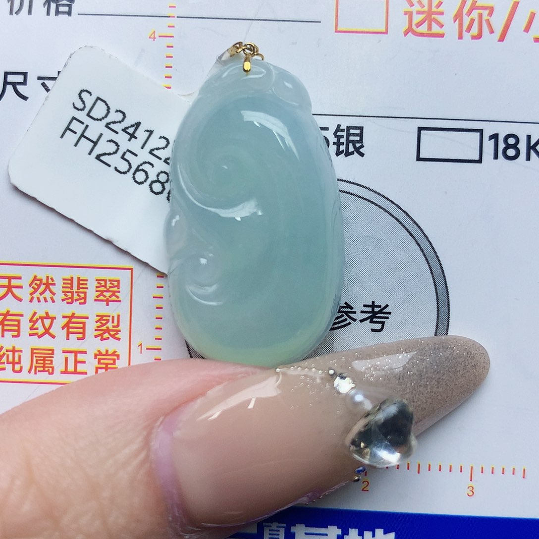 翡翠颈饰18K金镶嵌如意