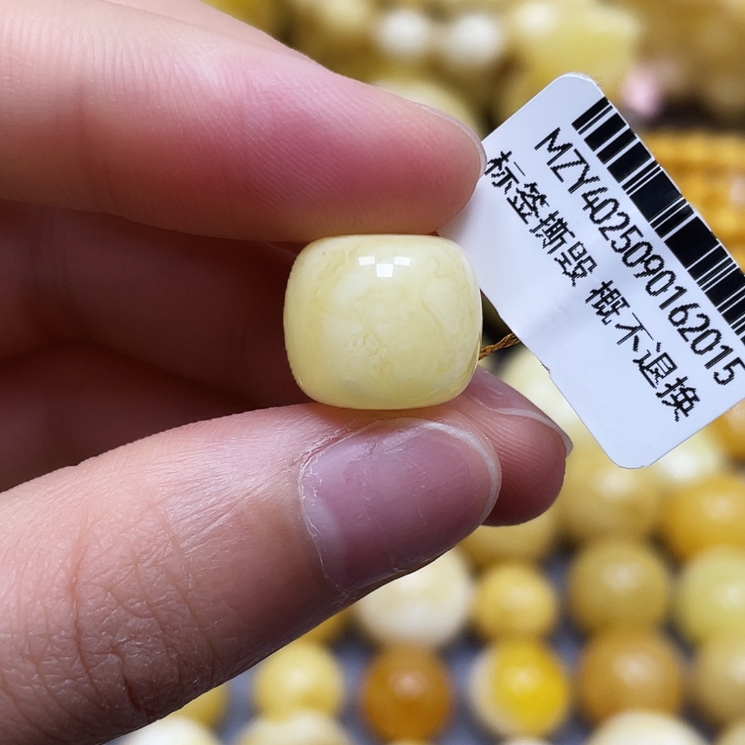 蜜蜡未镶嵌裸石13.8*11.8mm.瑕