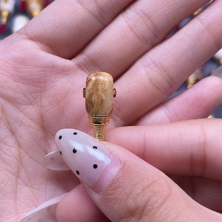 琥珀未镶嵌裸石7.8mm