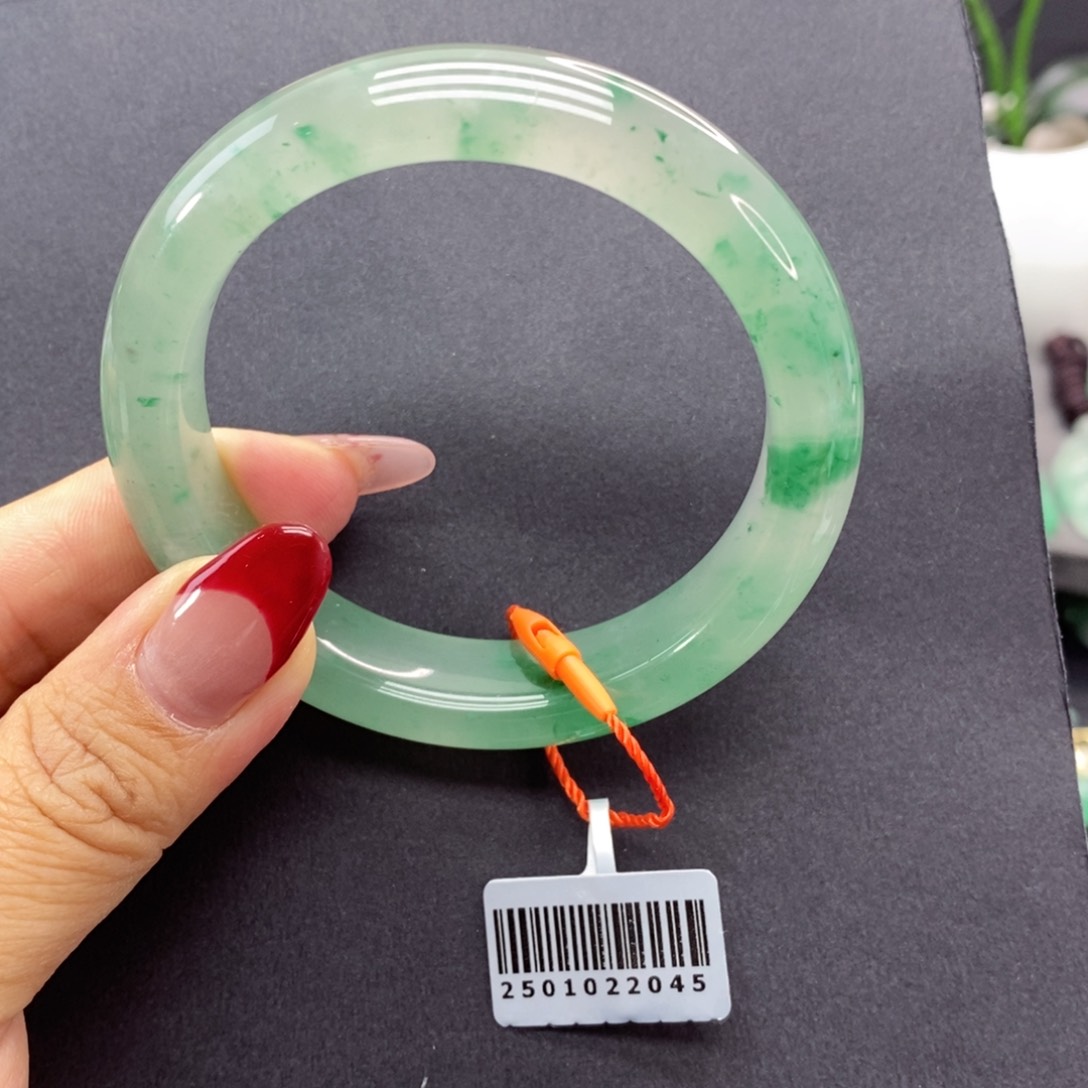 石英质玉手镯未镶嵌?**彤