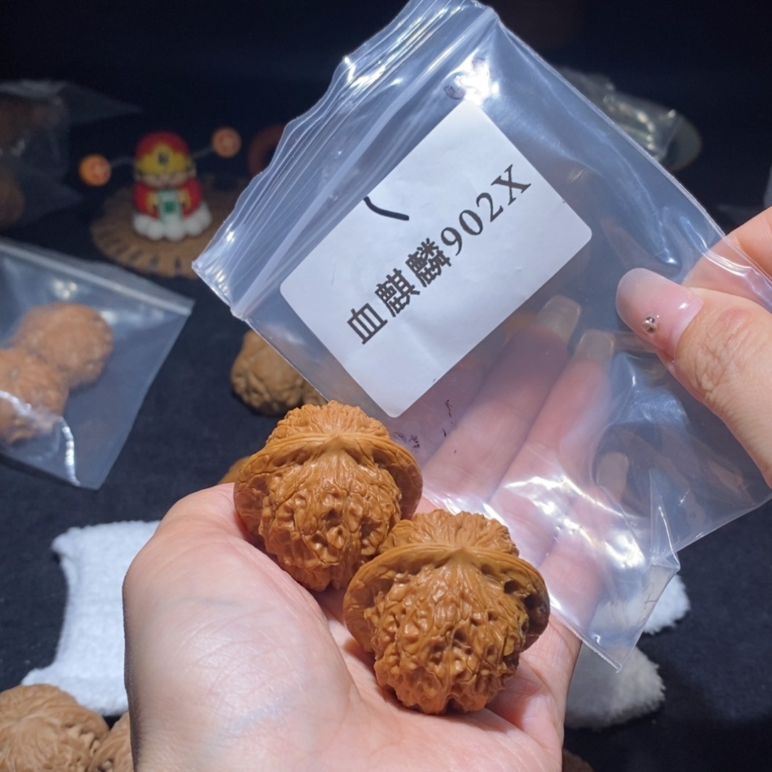 文玩核桃吊坠血麒麟40