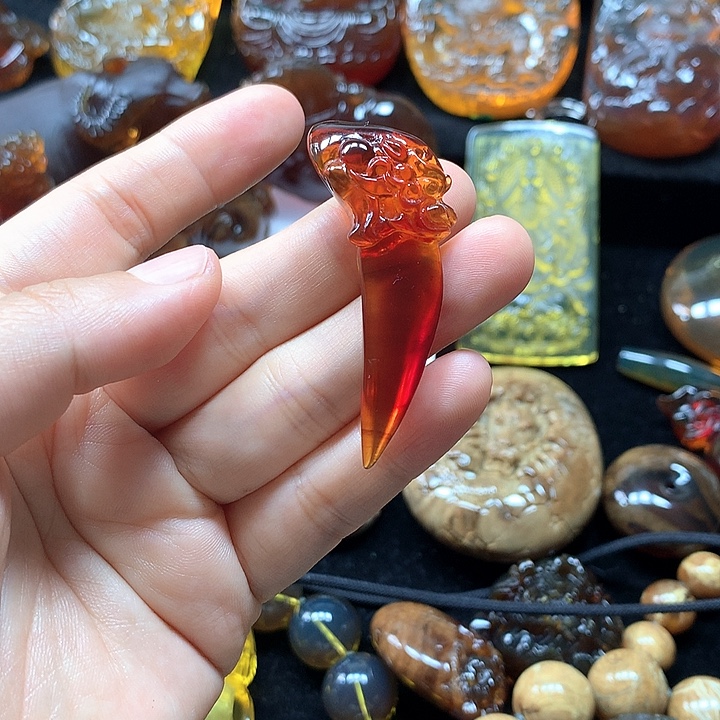 裸石琥珀未镶嵌血珀龙牙吊坠