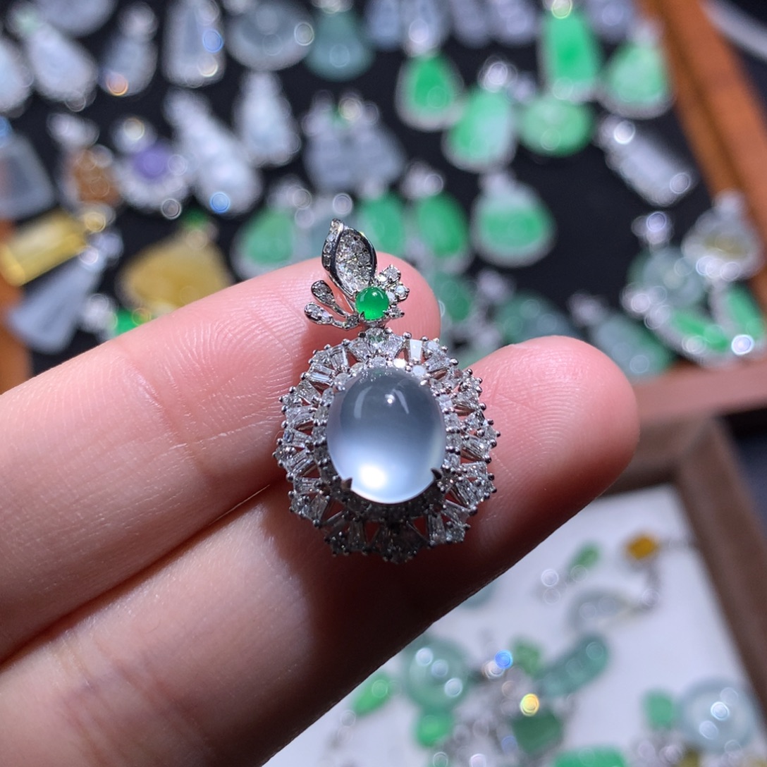 翡翠18K金镶嵌颈饰高冰玻鸽子蛋吊坠