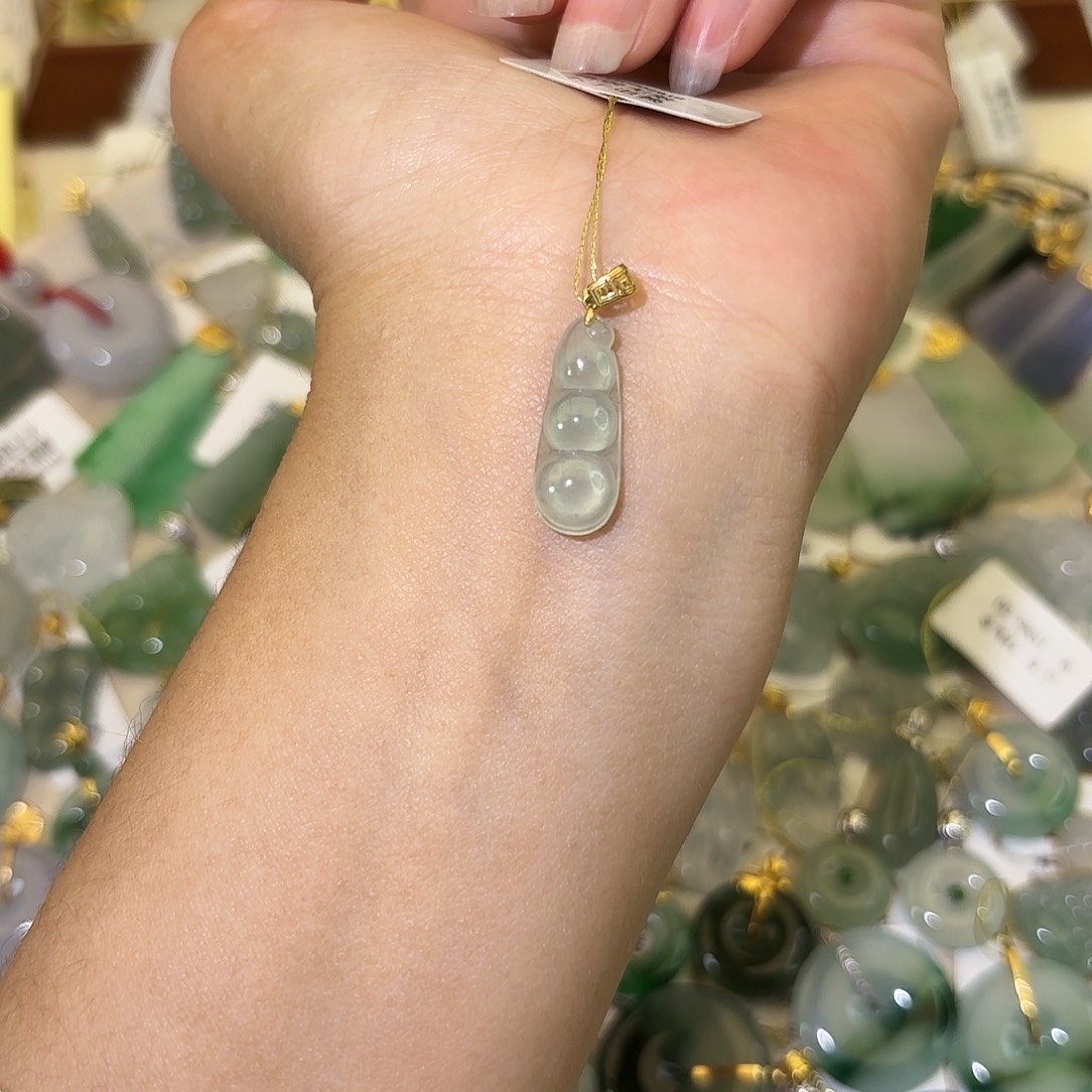 翡翠18K金镶嵌颈饰豆子