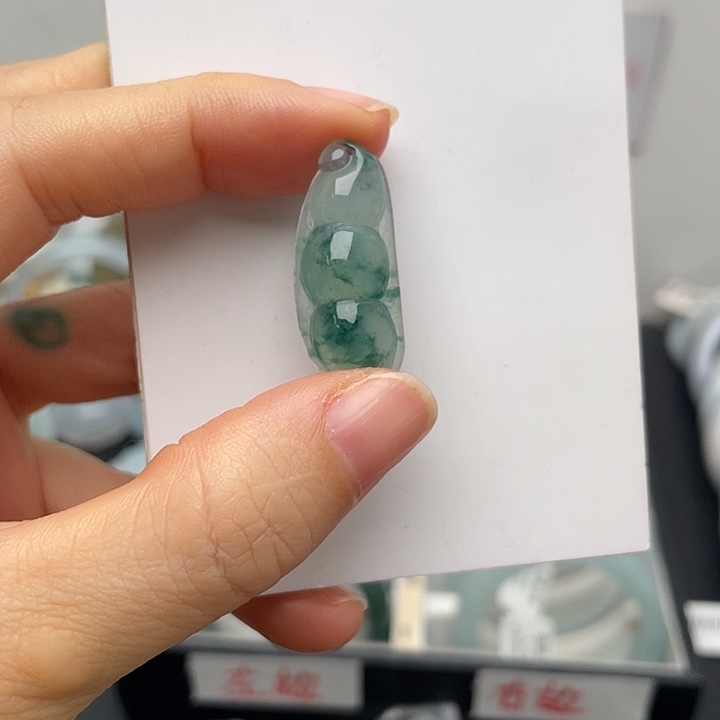 翡翠未镶嵌颈饰福豆吊坠