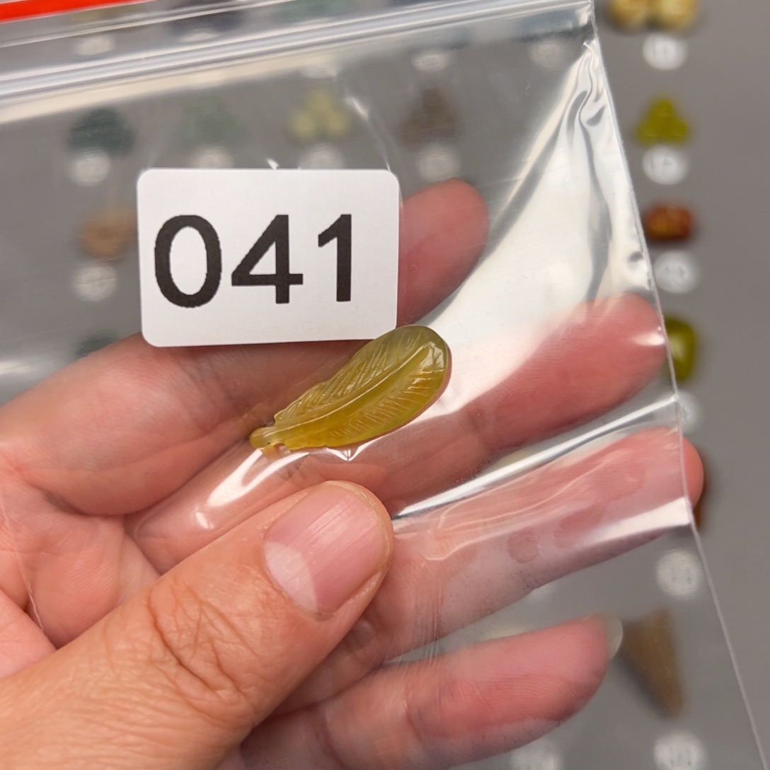 未镶嵌蛇纹石玉颈饰蜜****?