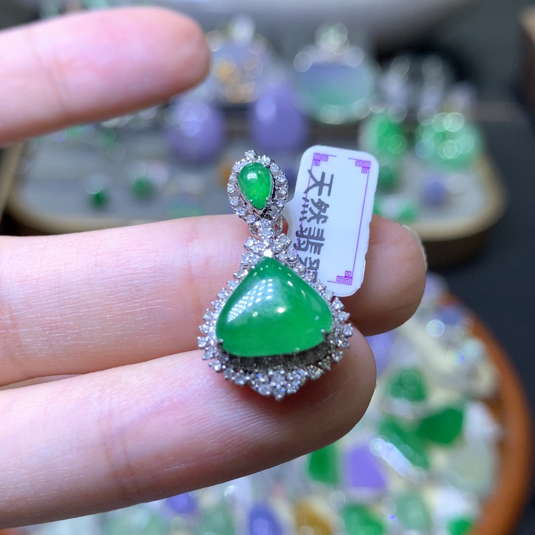 【闪购商品】翡翠颈饰18K金镶嵌翡翠吊坠项链