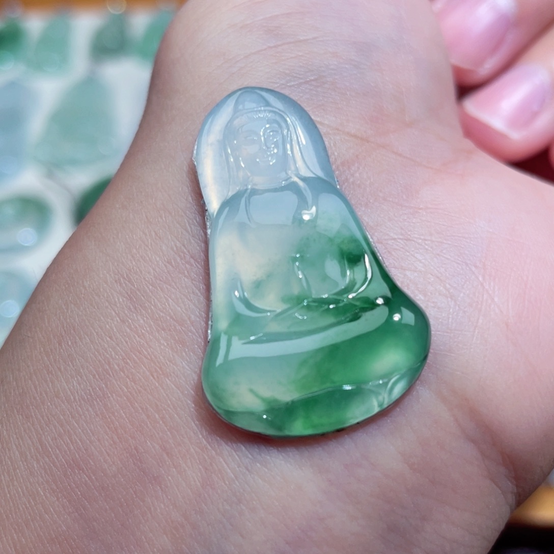 翡翠未镶嵌颈饰素衣观音