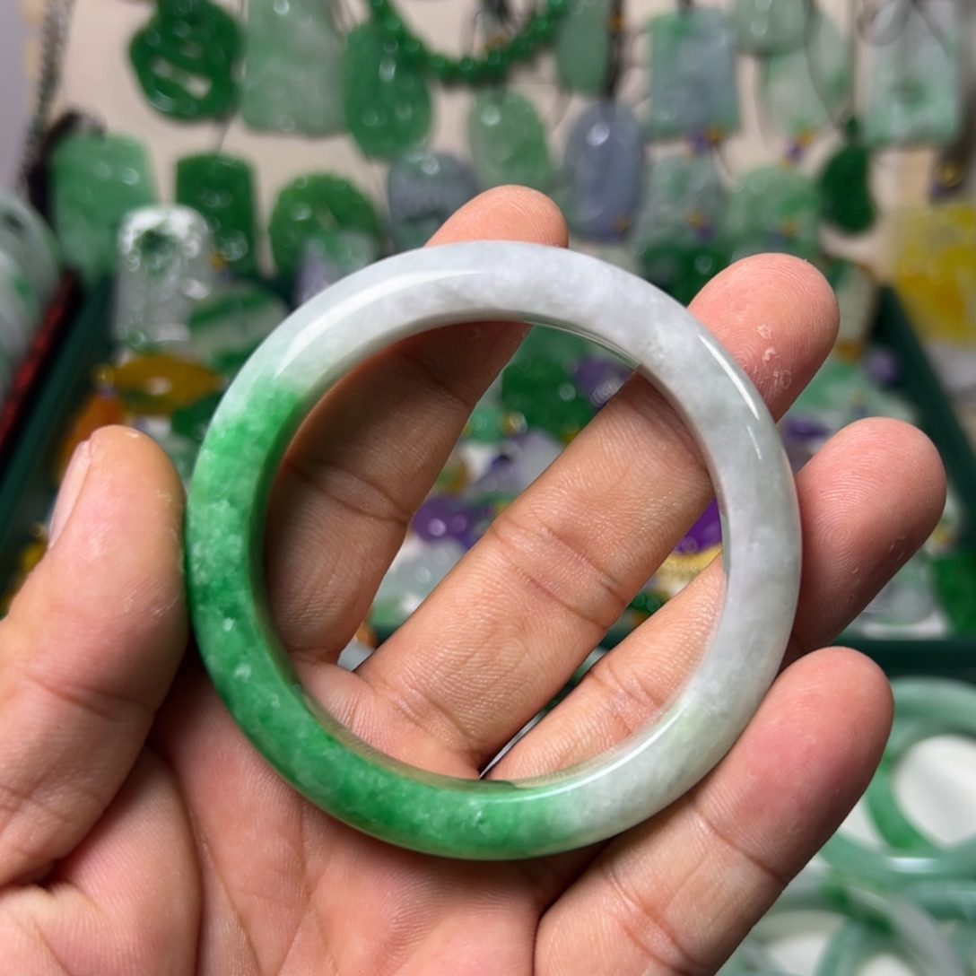 爱***。翡翠未镶嵌颈饰手镯