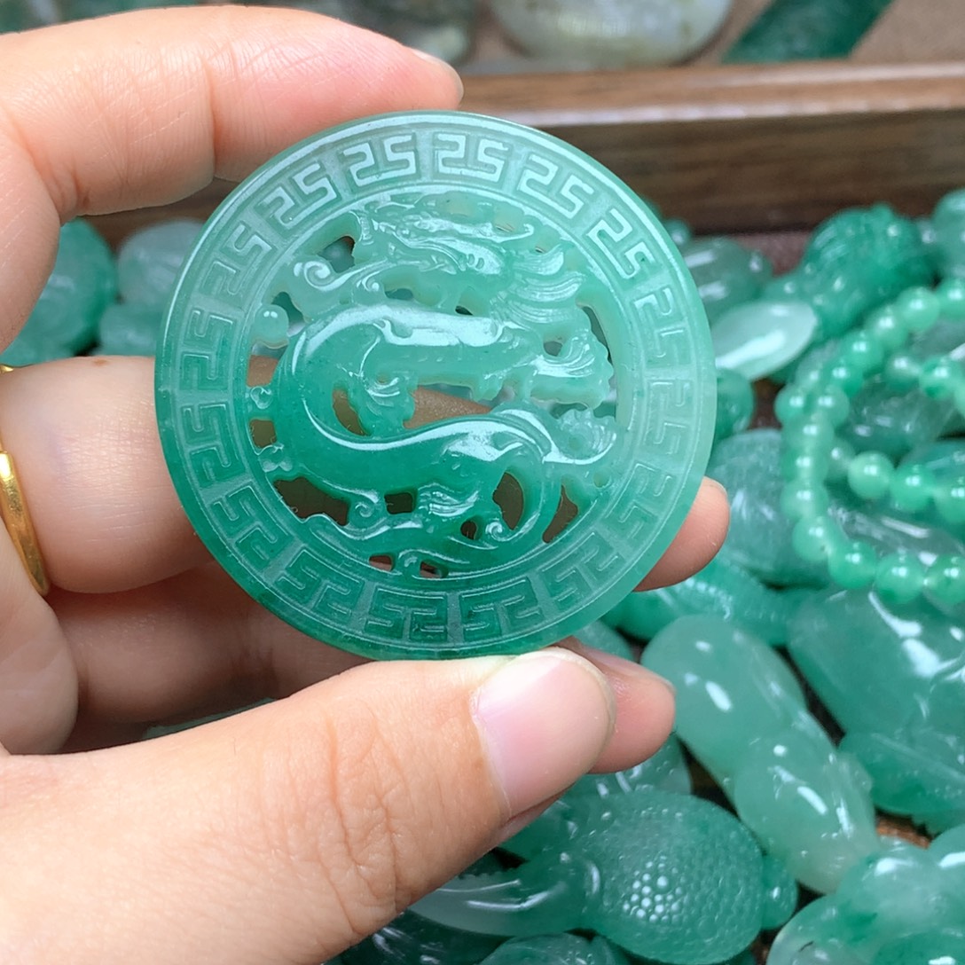 笑***生石英质玉未镶嵌颈饰