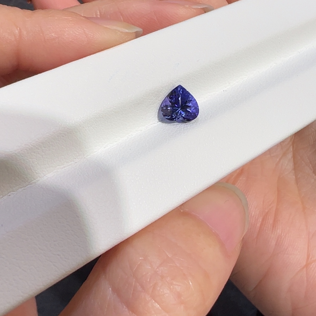 坦桑石未镶嵌珠宝半成品1.23ct4A