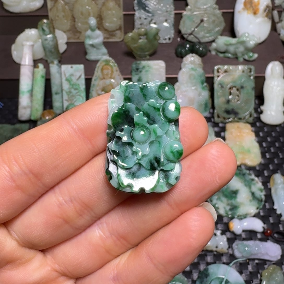 翡翠颈饰未镶嵌翡翠颈饰未镶嵌..