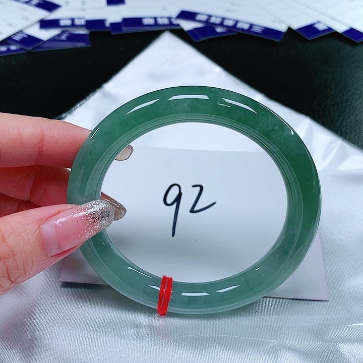 翡翠手镯未镶嵌翡翠手镯未镶嵌