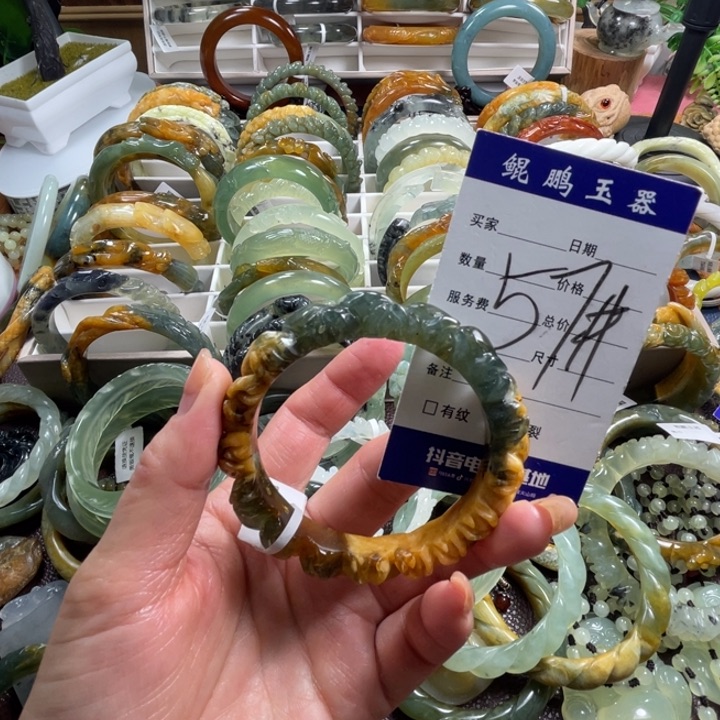 未镶嵌蛇纹石玉颈饰