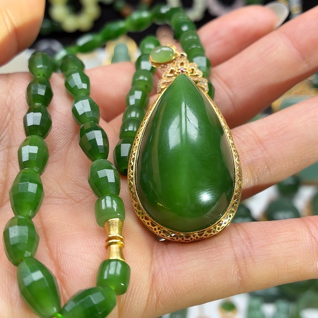 D***丹和田玉18K金镶嵌颈饰