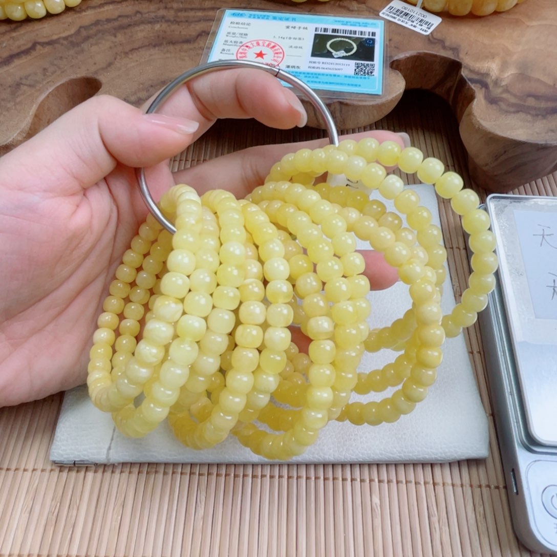 未镶嵌蜜蜡裸石多样性发其中一个