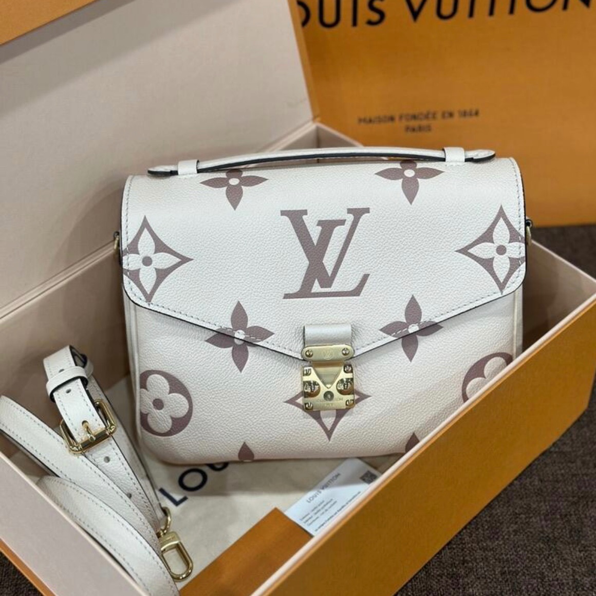 99新 LouisVuitton/路易威登 7姐专场/奶油草莓全皮邮差包