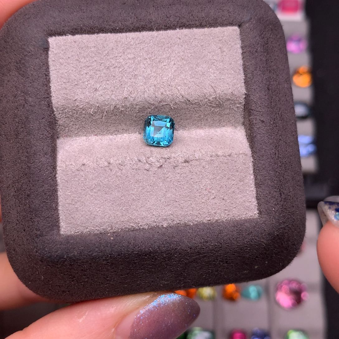 碧玺裸石未镶嵌0.77克拉