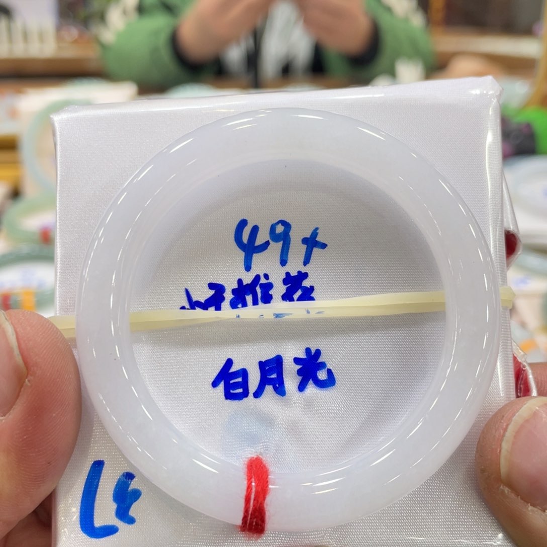 翡翠手镯未镶嵌翡翠