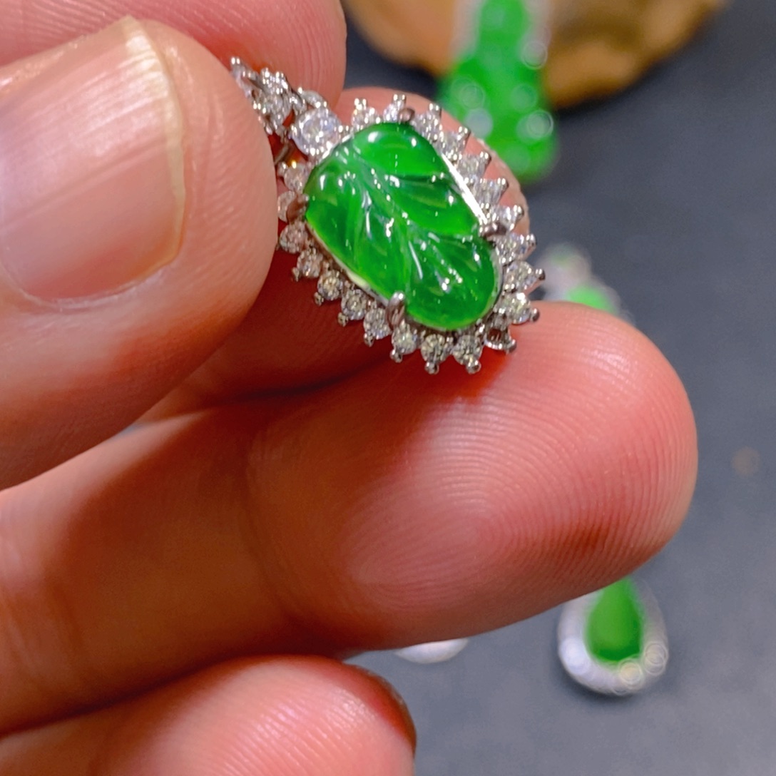 颈饰未镶嵌翡翠   