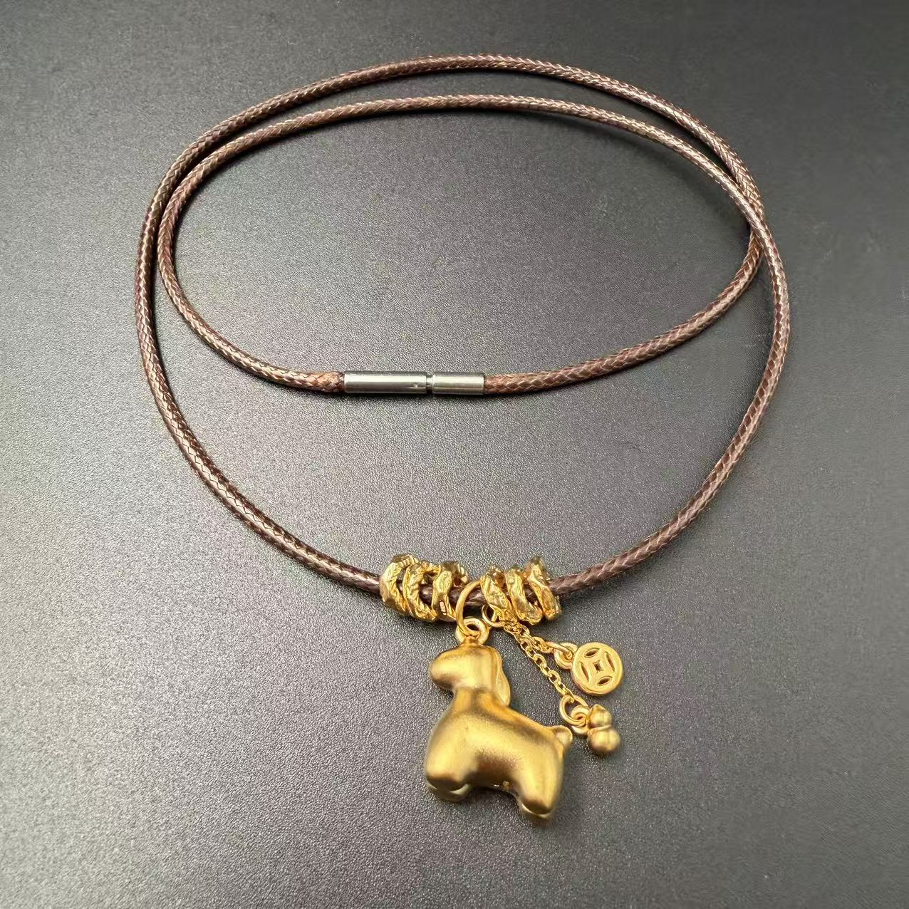  足金999古法黄金 暴富盘缠马皮绳吊坠 