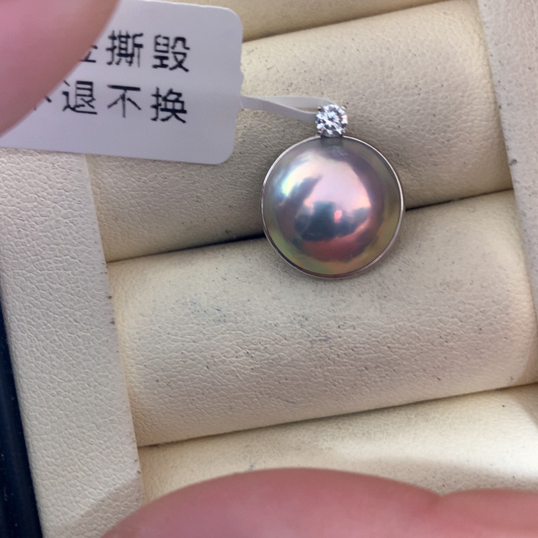 拼合珍珠（马贝珠）颈饰18K金镶嵌