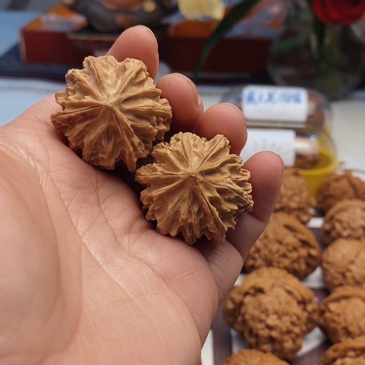 文玩核桃吊坠嶪**傷珊瑚纹三棱