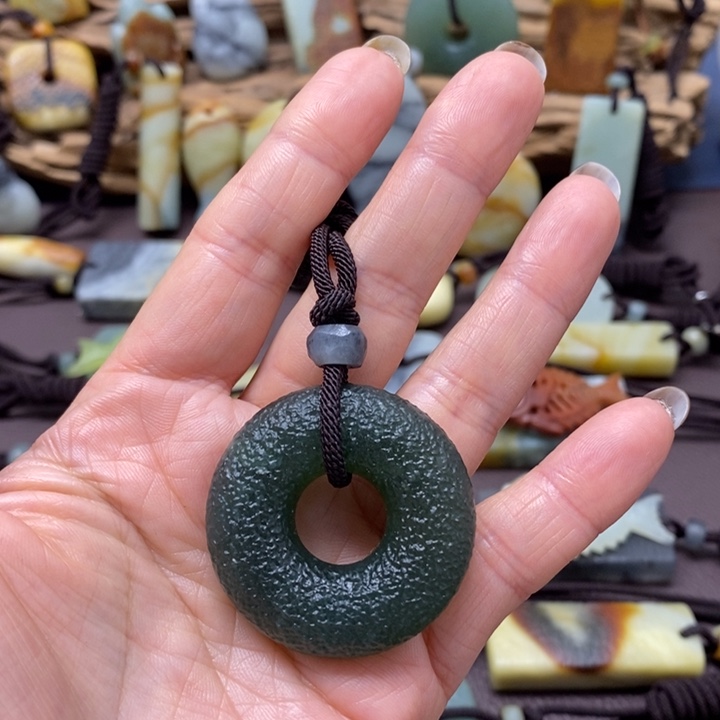 同***乐蛇纹石玉未镶嵌颈饰