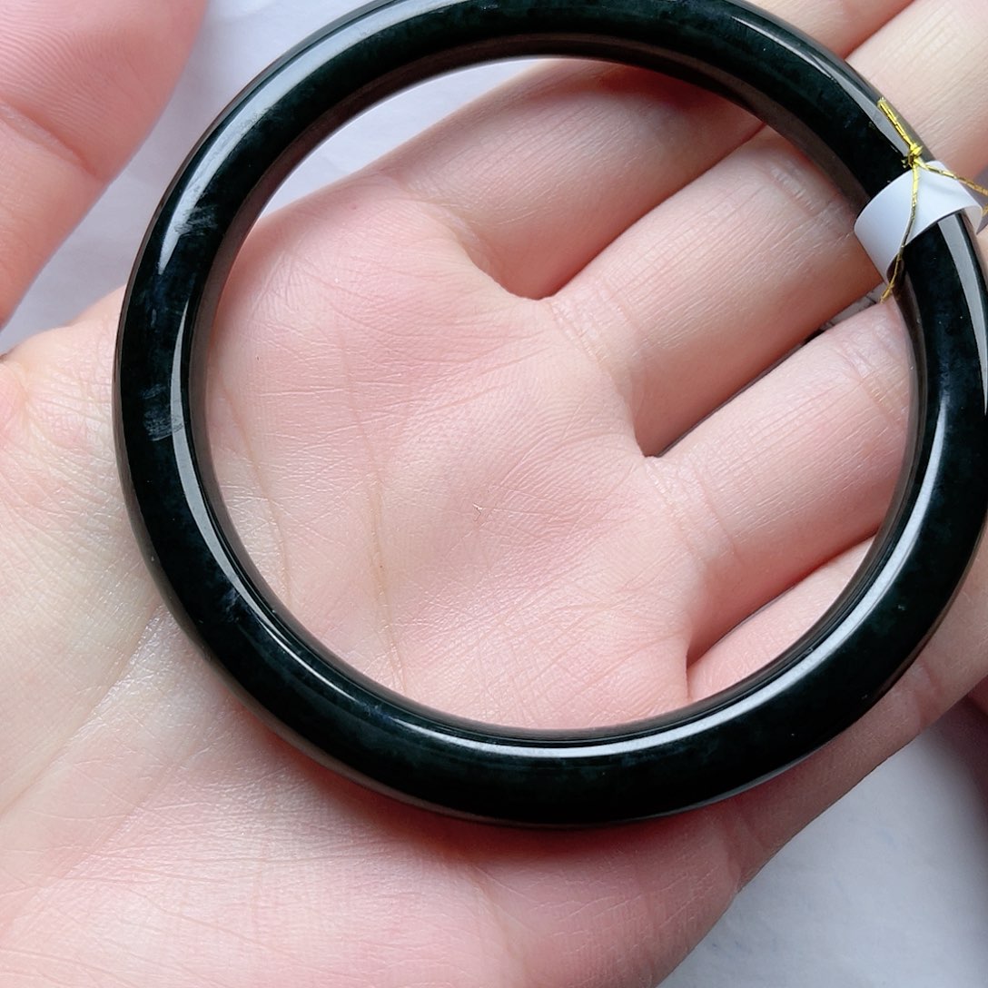 和田玉手镯62圈口。k k 未镶嵌