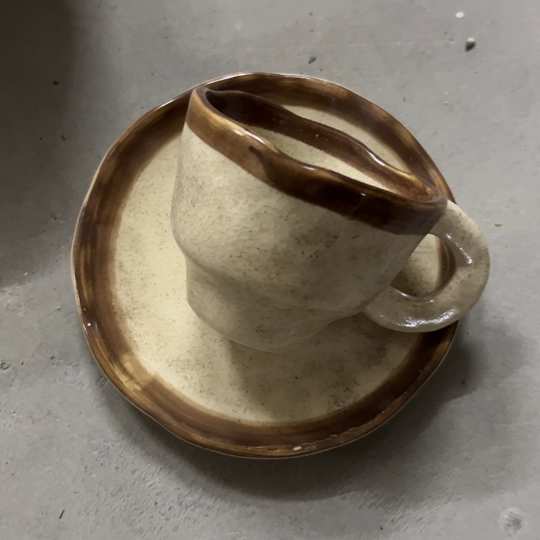 陶微瑕咖色杯碟一套