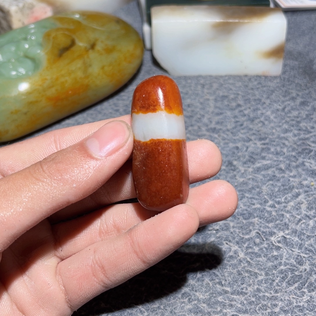 出***表和田玉（糖玉）未镶嵌珠宝奇石