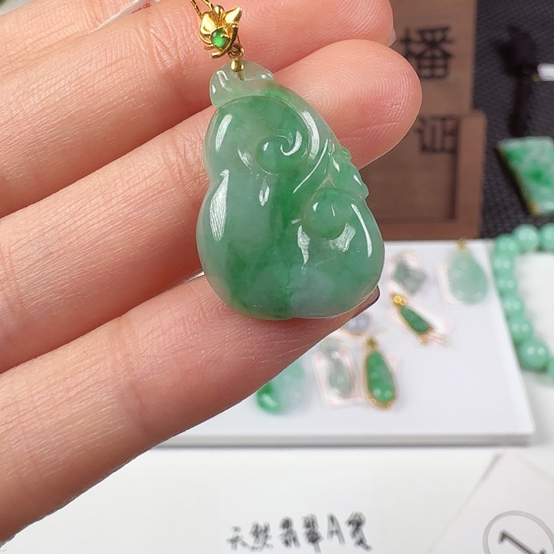 翡翠18K金镶嵌颈饰