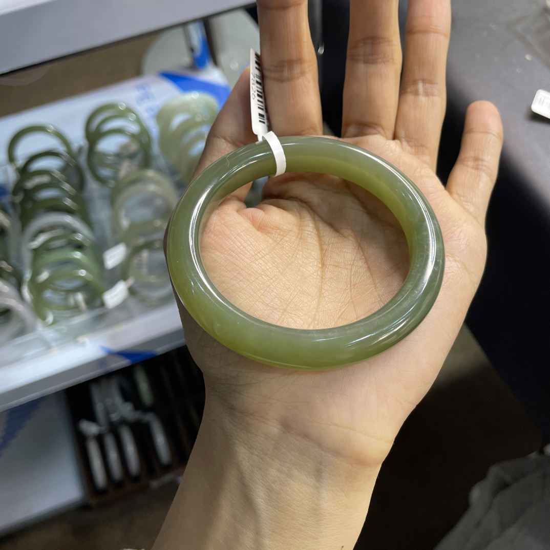 纯天然和田玉手镯冰白起胶！