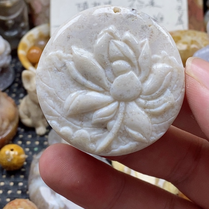 硅化珊瑚（珊瑚玉）未镶嵌颈饰有瑕