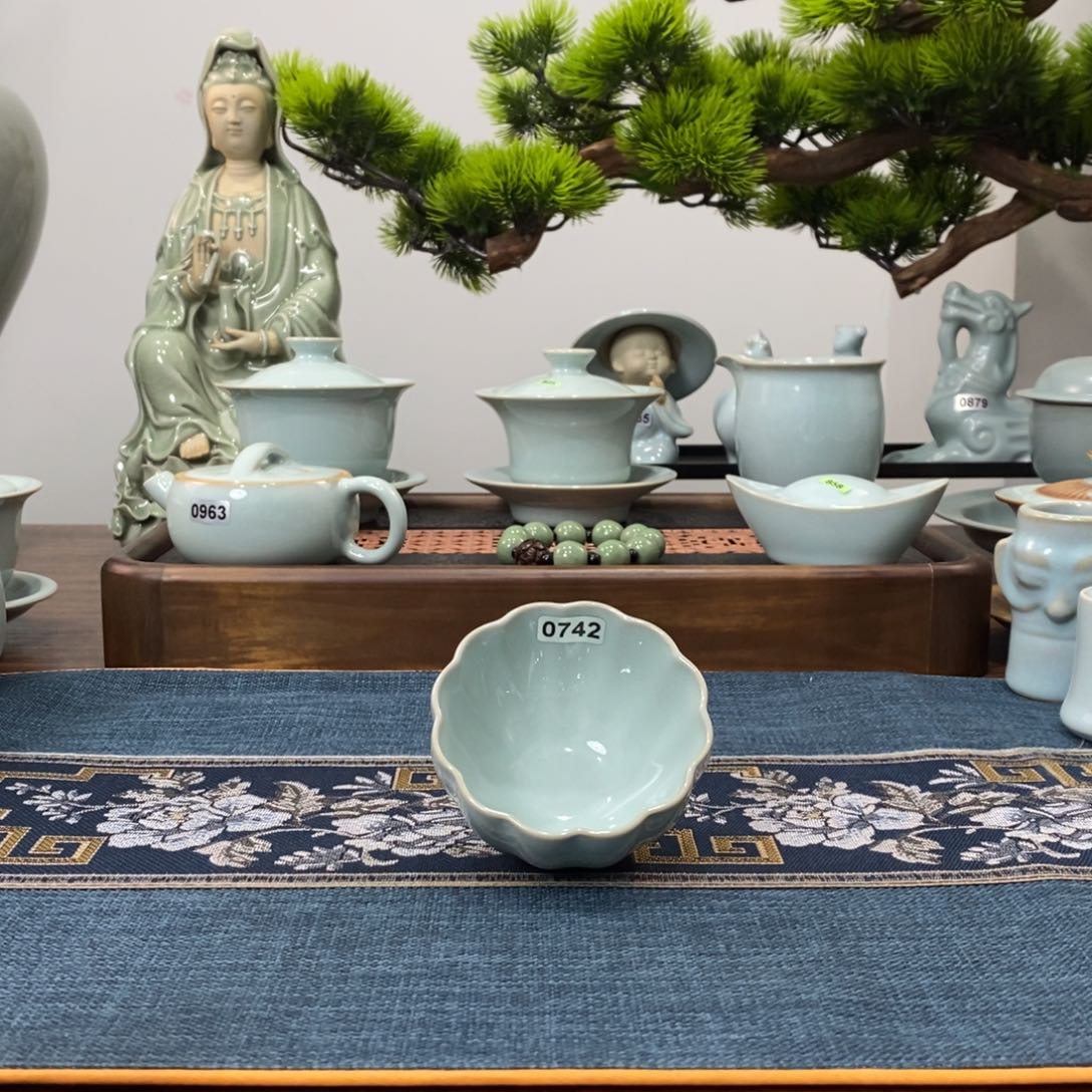 0742微瑕天青色菊瓣杯