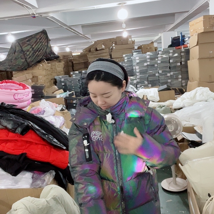 灰黑色（彩光）。  110外套啦啦啦微瑕