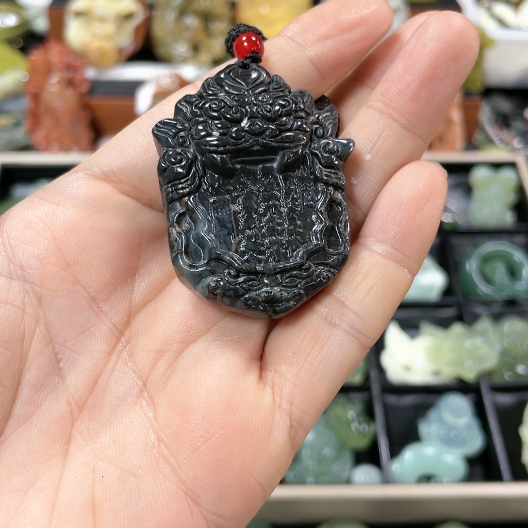 蛇纹石玉颈饰未镶嵌