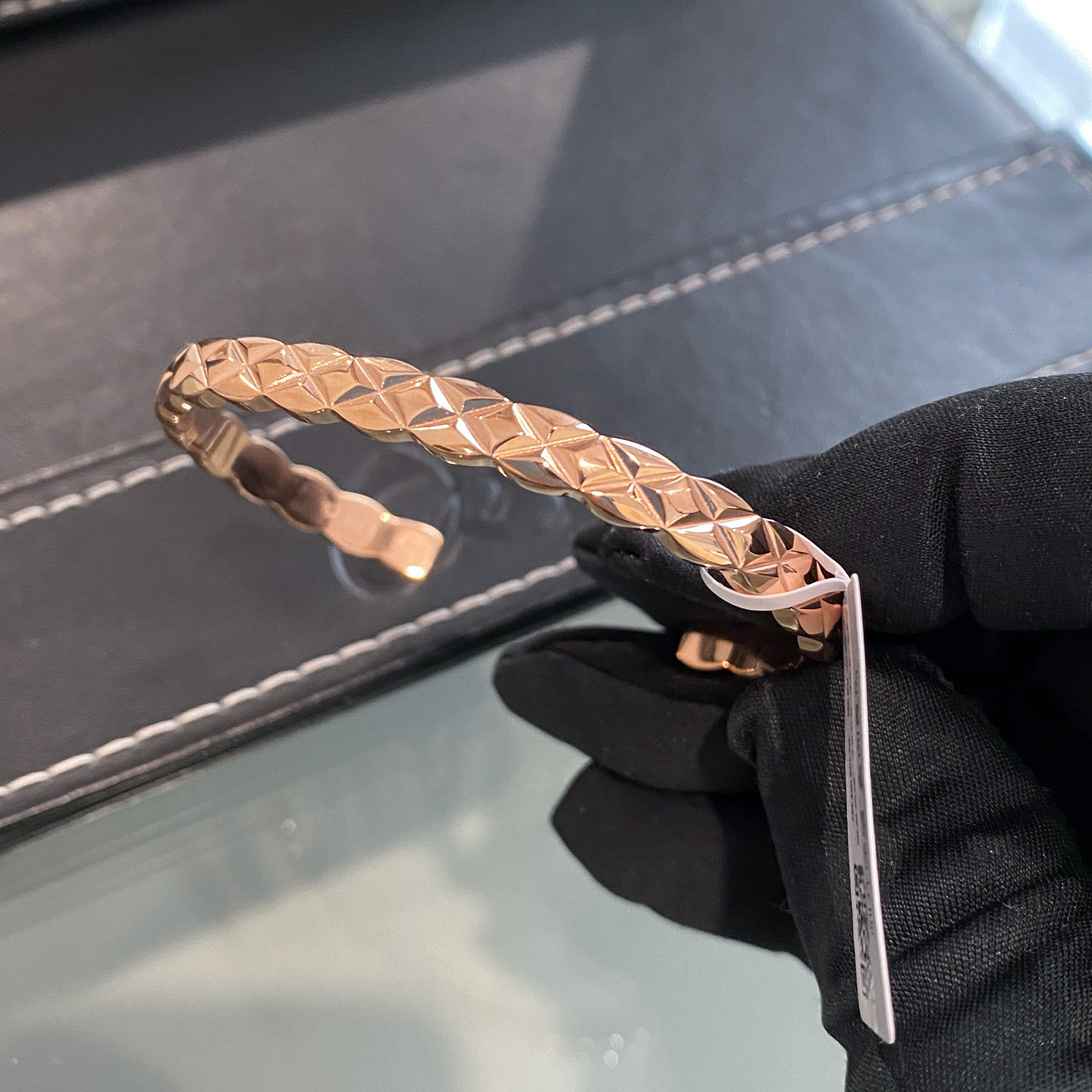 钛钢手镯 玫瑰金色菱格纹开口手镯  B1414