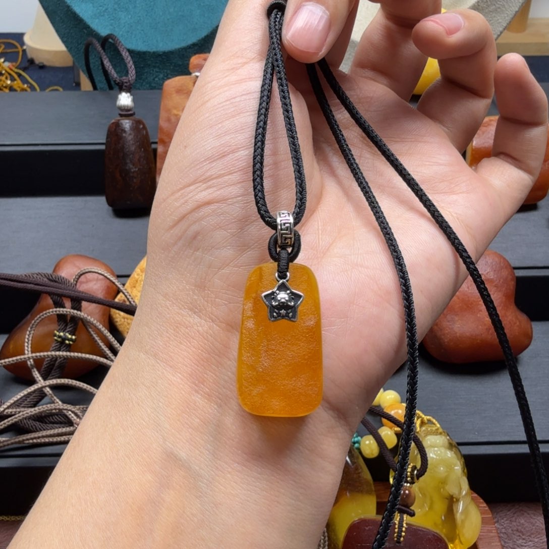 琥珀吊坠(赠链)未镶嵌