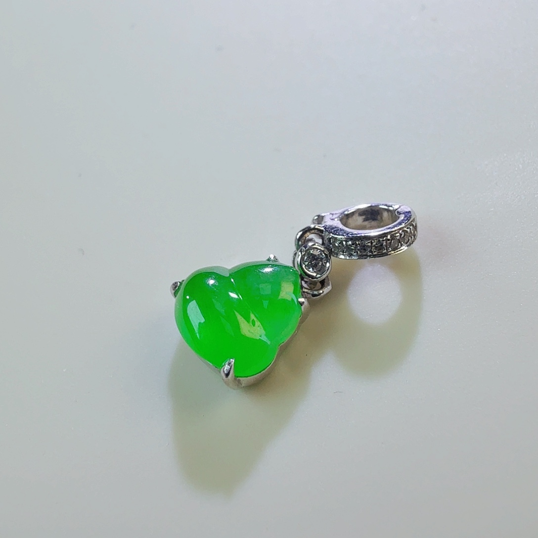 翡翠18K金镶嵌颈饰葫芦提溜