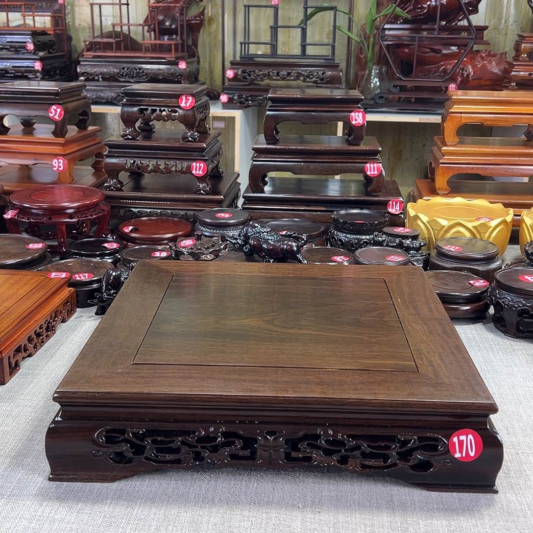 哈***雷红木底座精雕工艺品