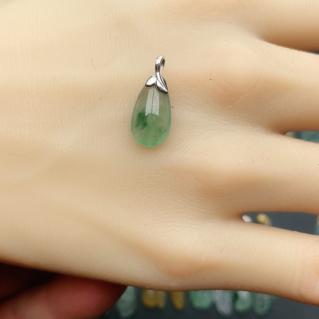 翡翠颈饰18K金镶嵌_***刘吊坠